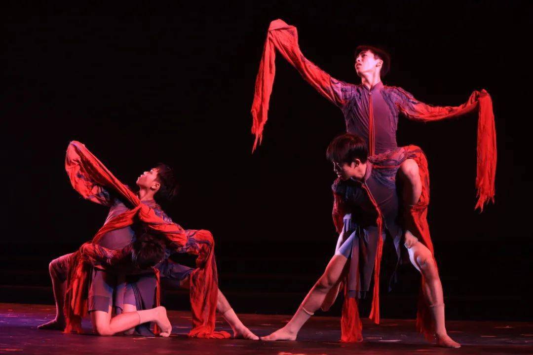 穆古鲁扎重返赛场，比赛局势复杂首场状态出色，快船观众沸腾！赢得满堂喝彩的简单介绍