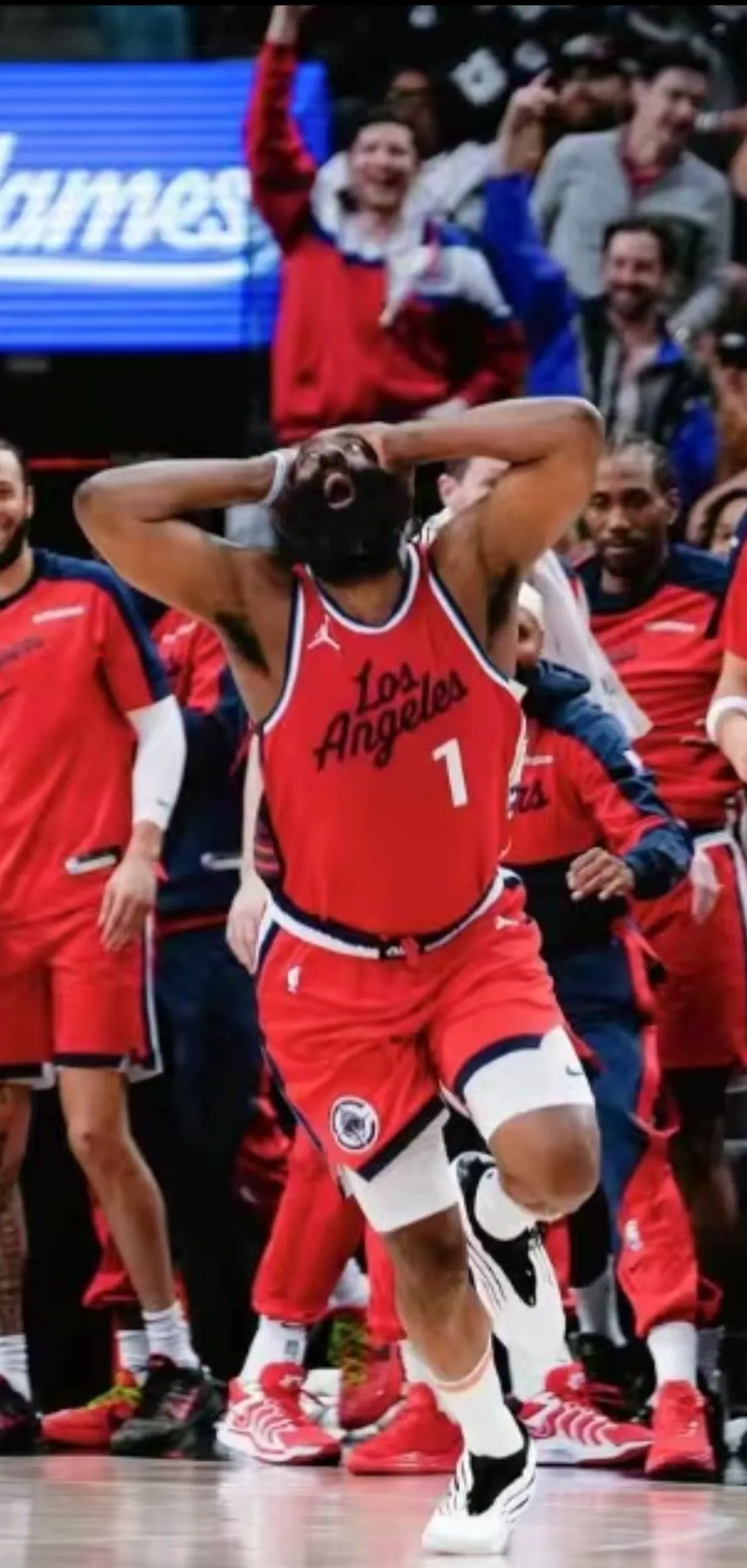 切尔西观众热烈欢呼！，哈登迎来十赛季出色发挥全场沸腾不已的简单介绍