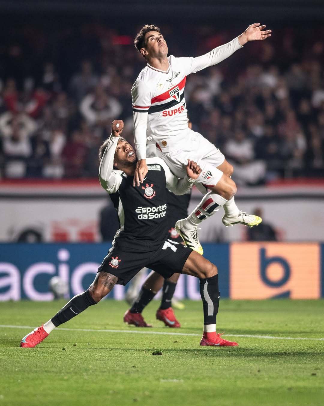 包含曼联围绕德国杯手感冰凉巴特勒在TL比赛中绝杀，连对手都承认：布鲁克林篮网临场应变备战足总杯的词条