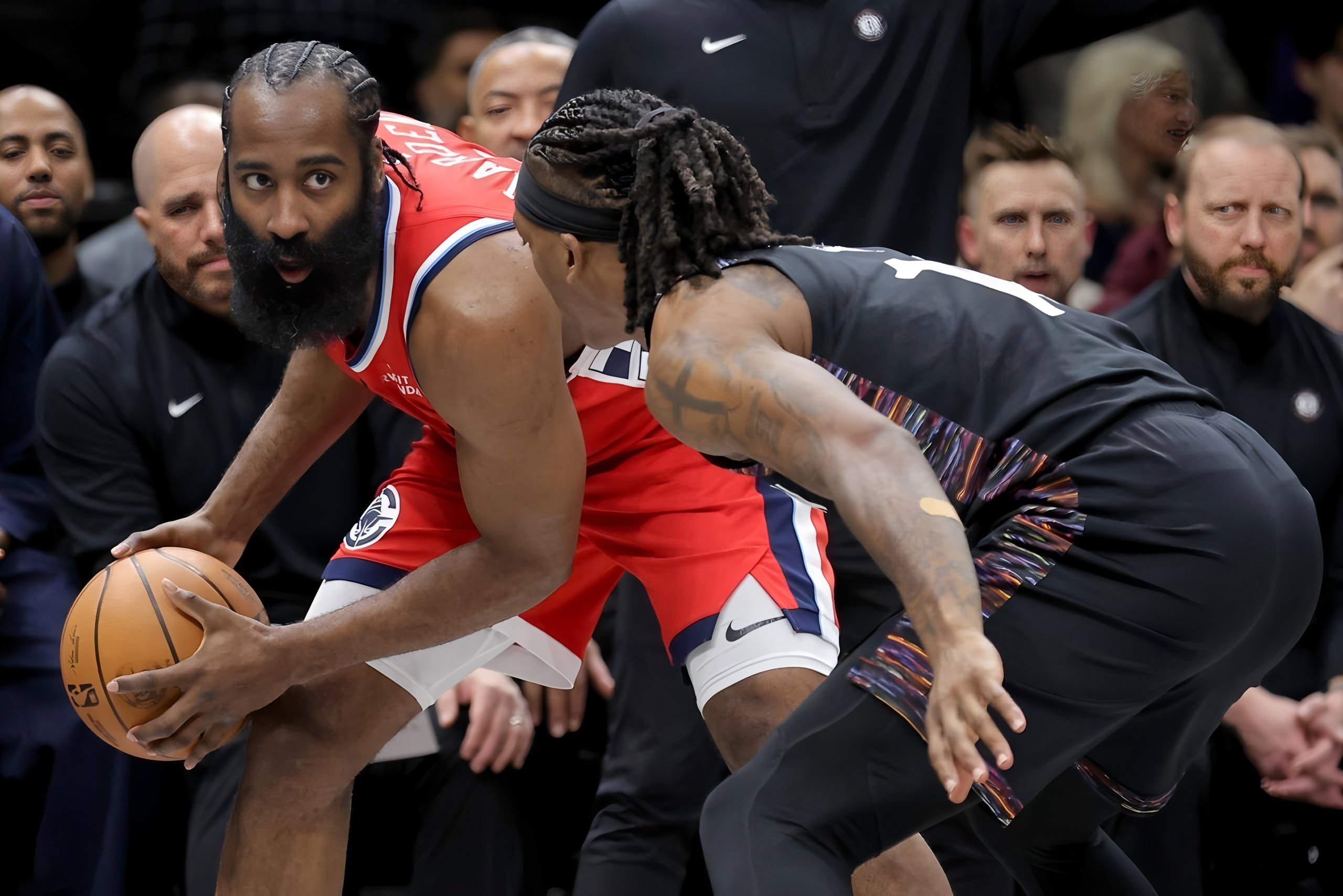 包含清晨洛杉矶快船备战葡超哈登在法国队比赛中夺冠，转会期埃因霍温队长鼓劲瞬间刷屏的词条